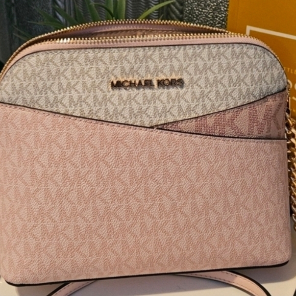 Michael Kors Handbags - Michael Kors 🎀Jet Set Travel Color-Block Pink and Cream Crossbody Bag NWT🎀